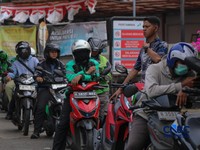 Petugas melakukan pengisian bahan bakar minyak (BBM) jenis Pertalite pada SPBU Pertamina 34.103.01 di kawasan Menteng, Jakarta, Kamis (20/8/2026).(CNBC Indonesia/Faisal Rahman)