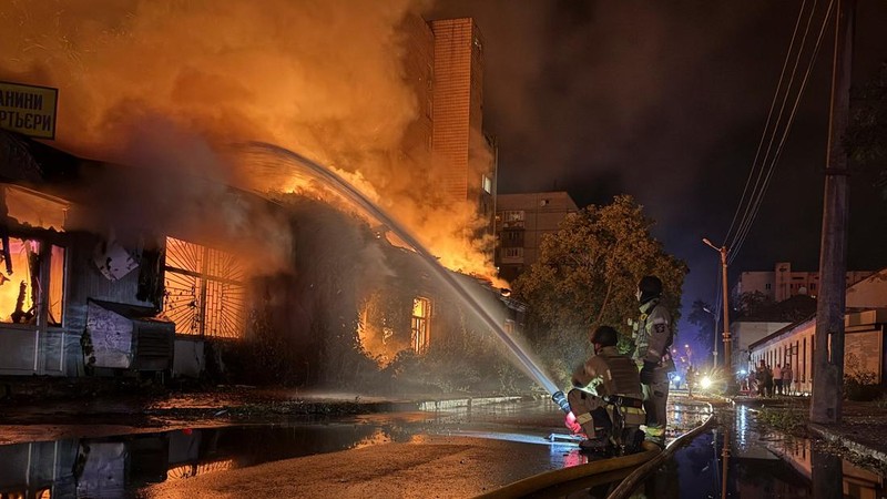 Petugas pemadam kebakaran bekerja di dekat lokasi gedung apartemen yang terkena serangan rudal Rusia di tengah serangan Rusia terhadap Ukraina, di Kyiv, Ukraina, pada 20 Agustus 2026.