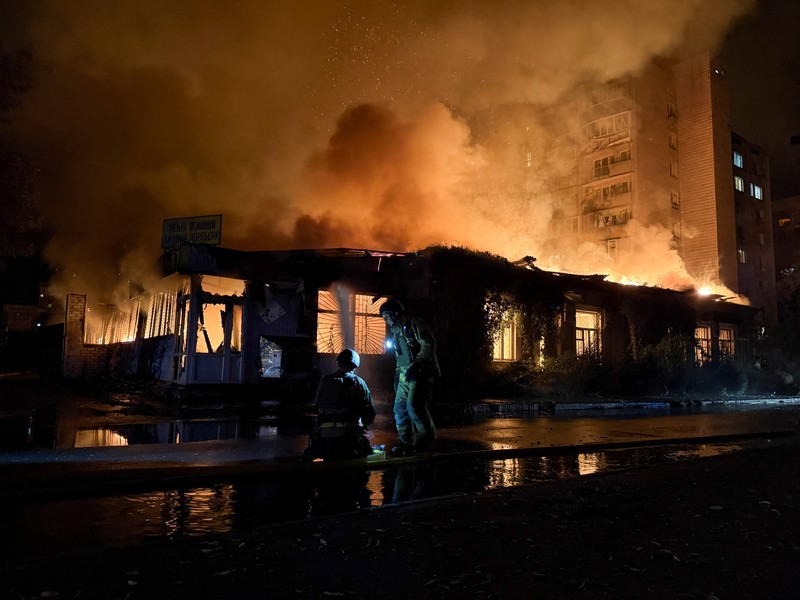 Sebuah ledakan di kota saat serangan rudal Rusia&mdash;di tengah serangan Rusia terhadap Ukraina&mdash;di Kyiv, Ukraina, pada 20 Agustus 2026. (REUTERS/Gleb Garanich)