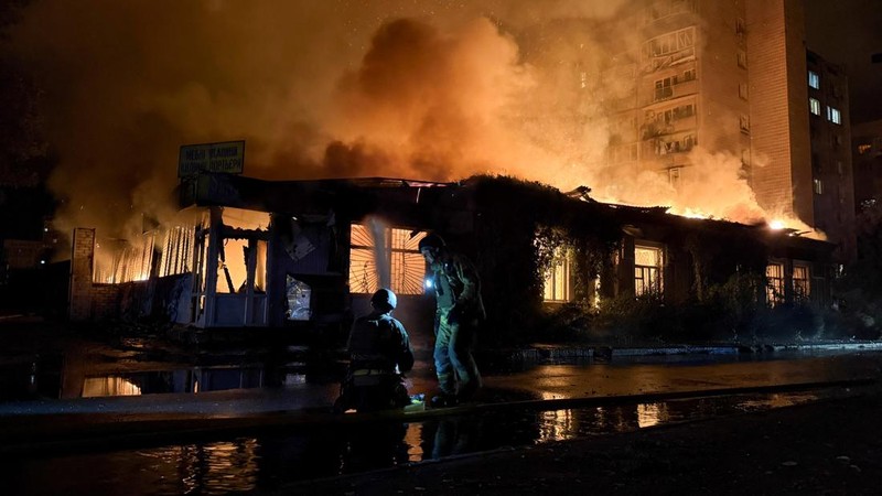 Petugas pemadam kebakaran bekerja di dekat lokasi gedung apartemen yang terkena serangan rudal Rusia di tengah serangan Rusia terhadap Ukraina, di Kyiv, Ukraina, pada 20 Agustus 2026.
