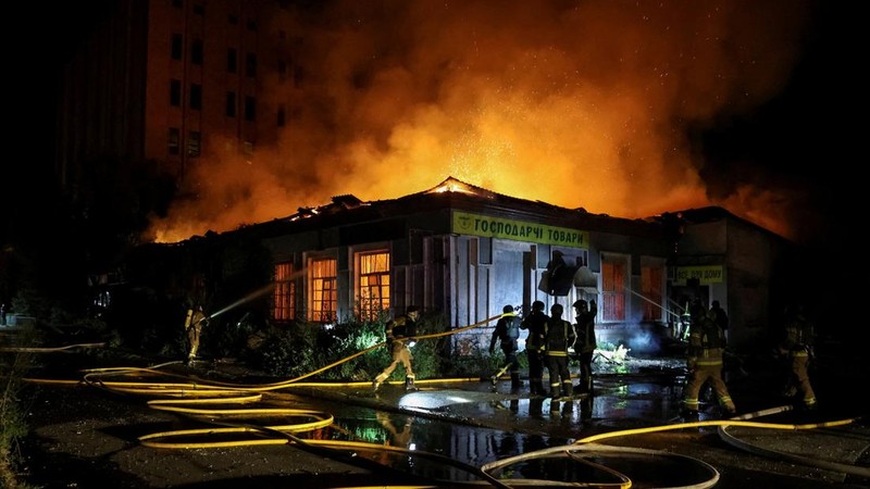 Petugas pemadam kebakaran bekerja di lokasi yang terkena serangan rudal Rusia di tengah serangan Rusia terhadap Ukraina, di Kyiv, Ukraina, pada 20 Agustus 2026.