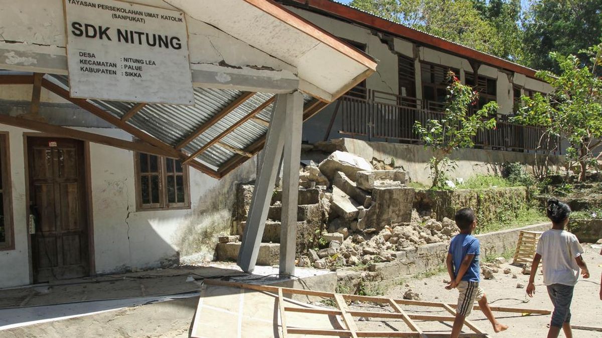 Jalur Darat Terputus, Bantuan Gempa NTT Dikirim Lewat Laut dan Udara