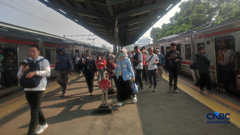 Ratusan penumpang menunggu perjalanan kereta di dalam gerbong KRL Bogor-Jakarta Kota, di Kawasan Pasar Minggu, Kamis (20/8/2026). (CNBC Indonesia/Muhammad Sabki)