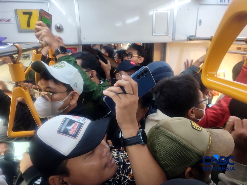 Ratusan penumpang menunggu perjalanan kereta di dalam gerbong KRL Bogor-Jakarta Kota, di Kawasan Pasar Minggu, Kamis (20/8/2026). (CNBC Indonesia/Muhammad Sabki)