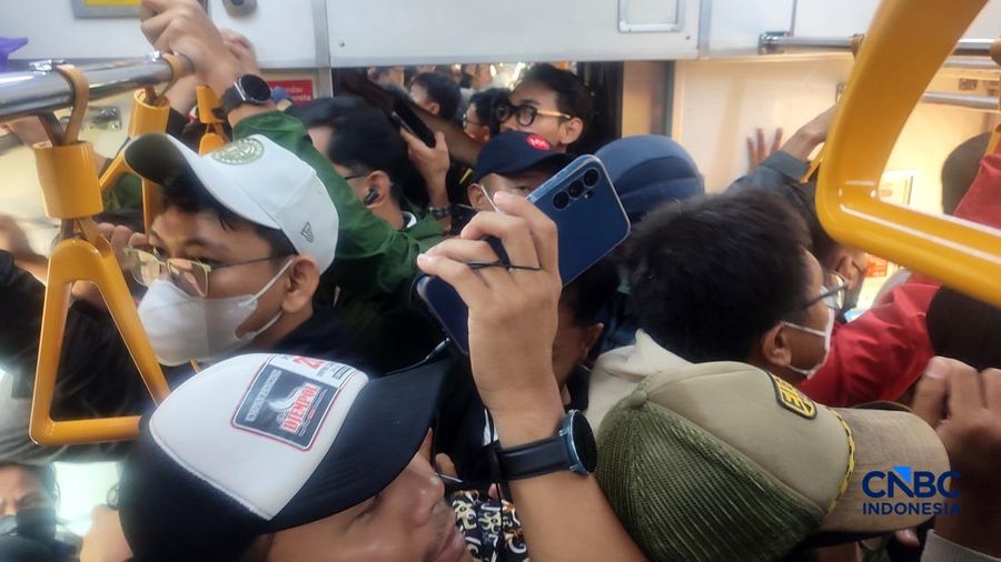 Ratusan penumpang menunggu perjalanan kereta di dalam gerbong KRL Bogor-Jakarta Kota, di Kawasan Pasar Minggu, Kamis (20/8/2026). (CNBC Indonesia/Muhammad Sabki)