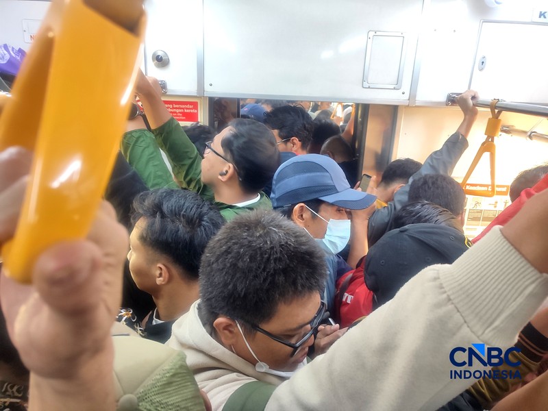 Ratusan penumpang menunggu perjalanan kereta di dalam gerbong KRL Bogor-Jakarta Kota, di Kawasan Pasar Minggu, Kamis (20/8/2026). (CNBC Indonesia/Muhammad Sabki)