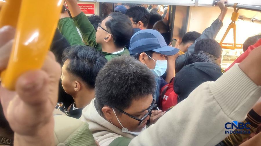 Ratusan penumpang menunggu perjalanan kereta di dalam gerbong KRL Bogor-Jakarta Kota, di Kawasan Pasar Minggu, Kamis (20/8/2026).
