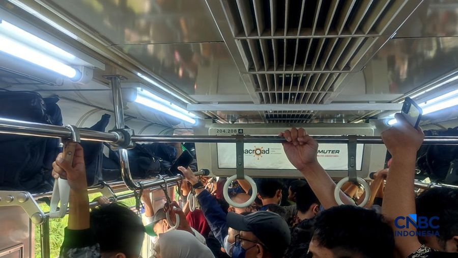 Ratusan penumpang menunggu perjalanan kereta di dalam gerbong KRL Bogor-Jakarta Kota, di Kawasan Pasar Minggu, Kamis (20/8/2026). (CNBC Indonesia/Muhammad Sabki)