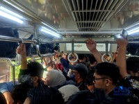 Ratusan penumpang menunggu perjalanan kereta di dalam gerbong KRL Bogor-Jakarta Kota, di Kawasan Pasar Minggu, Kamis (20/8/2026). (CNBC Indonesia/Muhammad Sabki)