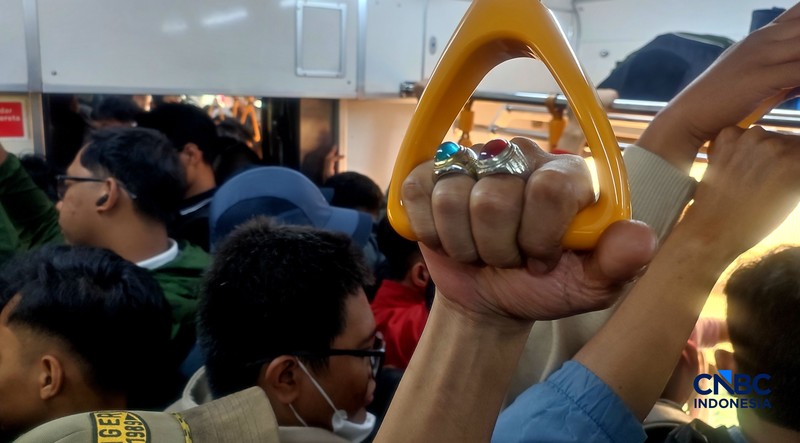 Ratusan penumpang menunggu perjalanan kereta di dalam gerbong KRL Bogor-Jakarta Kota, di Kawasan Pasar Minggu, Kamis (20/8/2026). (CNBC Indonesia/Muhammad Sabki)