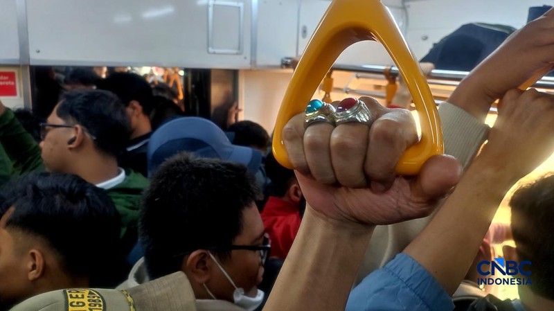 Ratusan penumpang menunggu perjalanan kereta di dalam gerbong KRL Bogor-Jakarta Kota, di Kawasan Pasar Minggu, Kamis (20/8/2026). (CNBC Indonesia/Muhammad Sabki)