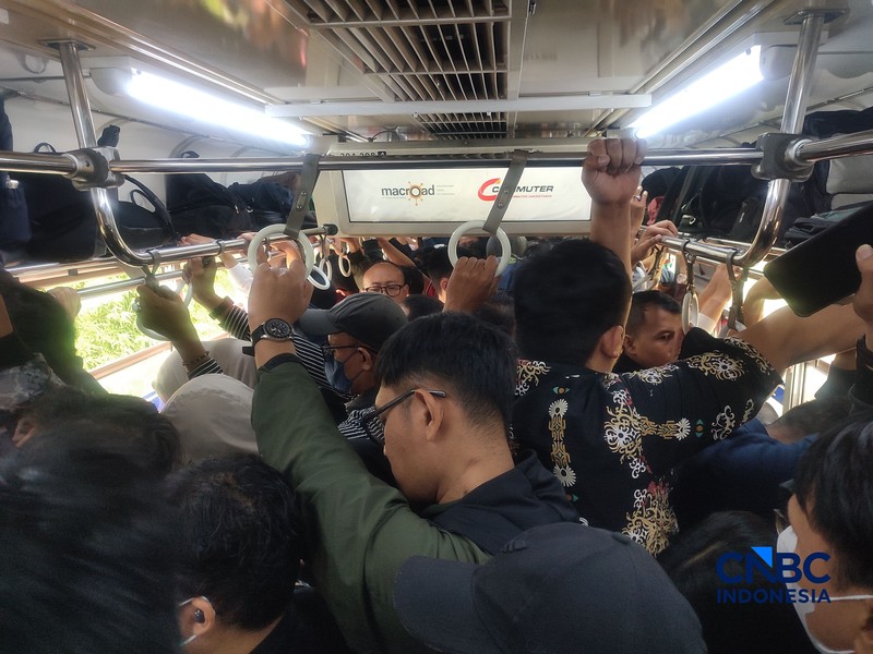 Ratusan penumpang menunggu perjalanan kereta di dalam gerbong KRL Bogor-Jakarta Kota, di Kawasan Pasar Minggu, Kamis (20/8/2026). (CNBC Indonesia/Muhammad Sabki)