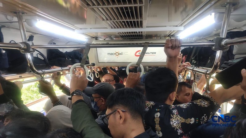 Ratusan penumpang menunggu perjalanan kereta di dalam gerbong KRL Bogor-Jakarta Kota, di Kawasan Pasar Minggu, Kamis (20/8/2026). (CNBC Indonesia/Muhammad Sabki)