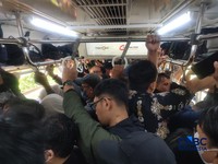 Ratusan penumpang menunggu perjalanan kereta di dalam gerbong KRL Bogor-Jakarta Kota, di Kawasan Pasar Minggu, Kamis (20/8/2026). (CNBC Indonesia/Muhammad Sabki)