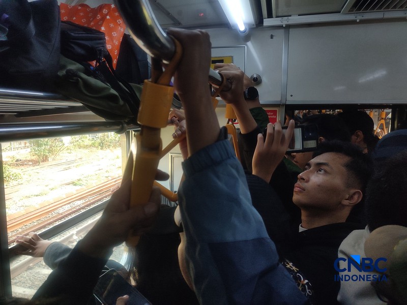 Ratusan penumpang menunggu perjalanan kereta di dalam gerbong KRL Bogor-Jakarta Kota, di Kawasan Pasar Minggu, Kamis (20/8/2026). (CNBC Indonesia/Muhammad Sabki)