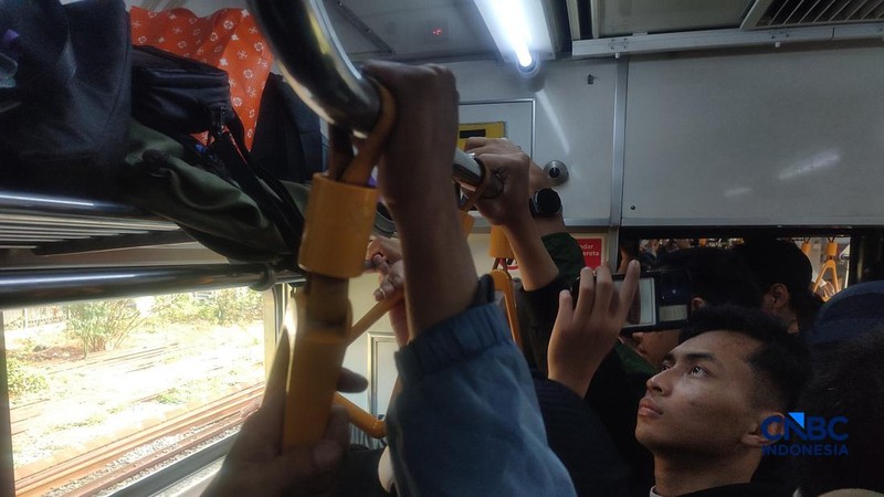 Ratusan penumpang menunggu perjalanan kereta di dalam gerbong KRL Bogor-Jakarta Kota, di Kawasan Pasar Minggu, Kamis (20/8/2026). (CNBC Indonesia/Muhammad Sabki)