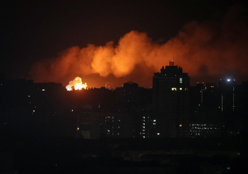 Sebuah ledakan di kota saat serangan rudal Rusia&mdash;di tengah serangan Rusia terhadap Ukraina&mdash;di Kyiv, Ukraina, pada 20 Agustus 2026. (REUTERS/Gleb Garanich)