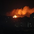 Sebuah ledakan di kota saat serangan rudal Rusiadi tengah serangan Rusia terhadap Ukrainadi Kyiv, Ukraina, pada 20 Agustus 2026. (REUTERS/Gleb Garanich)