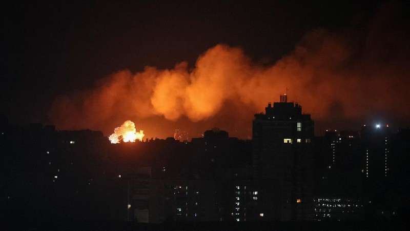 Sebuah ledakan di kota saat serangan rudal Rusiadi tengah serangan Rusia terhadap Ukrainadi Kyiv, Ukraina, pada 20 Agustus 2026. (REUTERS/Gleb Garanich)