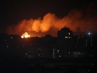 Sebuah ledakan di kota saat serangan rudal Rusiadi tengah serangan Rusia terhadap Ukrainadi Kyiv, Ukraina, pada 20 Agustus 2026. (REUTERS/Gleb Garanich)