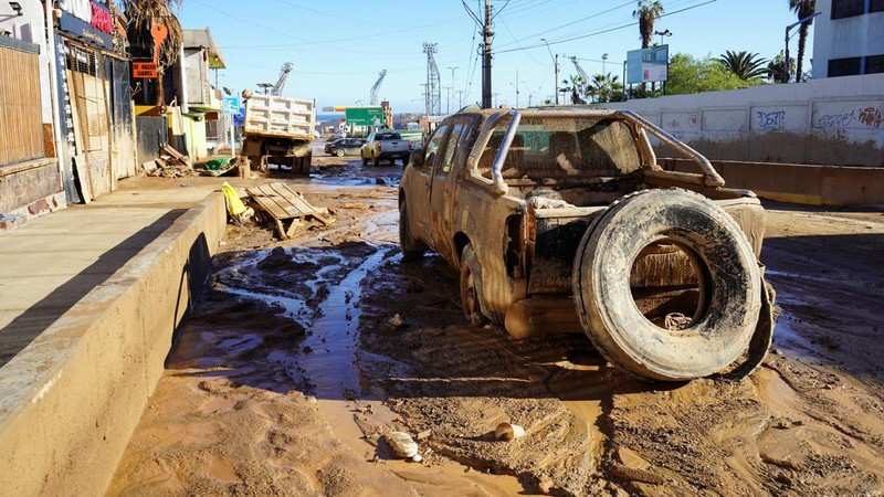 Sebuah mobil berada di tengah lumpur dan puing-puing setelah hujan deras menyebabkan banjir di Tocopilla, Chili, pada 19 Agustus 2026.
