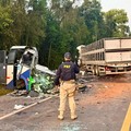 Sedikitnya 21 orang tewas setelah sebuah bus bertabrakan secara langsung dengan truk di jalan raya BR-373, Negara Bagian Parana, Brasil bagian selatan, pada Rabu (19/8/2026). (via REUTERS/Federal Highway Police)