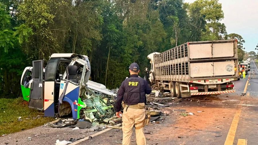 Sedikitnya 21 orang tewas setelah sebuah bus bertabrakan secara langsung dengan truk di jalan raya BR-373, Negara Bagian Parana, Brasil bagian selatan, pada Rabu (19/8/2026). (via REUTERS/Federal Highway Police)