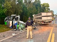 Sedikitnya 21 orang tewas setelah sebuah bus bertabrakan secara langsung dengan truk di jalan raya BR-373, Negara Bagian Parana, Brasil bagian selatan, pada Rabu (19/8/2026). (via REUTERS/Federal Highway Police)