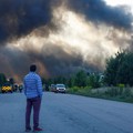 Seorang warga melihat gudang makanan yang terbakar setelah terkena serangan rudal Rusia di tengah serangan Rusia terhadap Ukraina, di wilayah Kyiv, Ukraina, pada 20 Agustus 2026. (REUTERS/Valentyn Ogirenko)