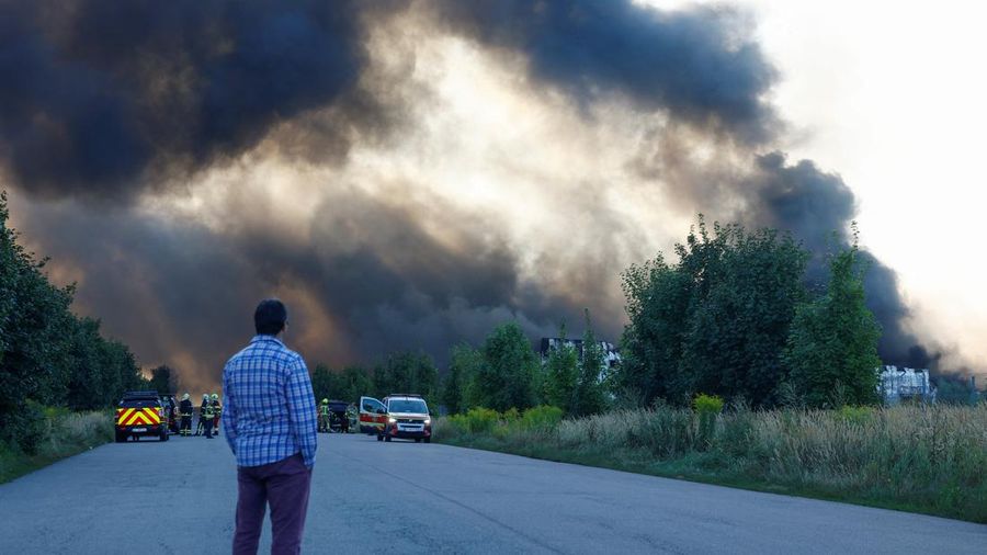 Seorang warga melihat gudang makanan yang terbakar setelah terkena serangan rudal Rusia di tengah serangan Rusia terhadap Ukraina, di wilayah Kyiv, Ukraina, pada 20 Agustus 2026.
