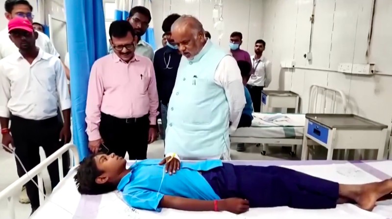 Setidaknya 34 siswa dilaporkan jatuh sakit setelah menyantap makanan yang diduga terkontaminasi saat jam makan di sebuah sekolah negeri di negara bagian Bihar, India timur, pada Rabu (19/8/2026). (Tangkapan Layar Video Reuters/ANI)
