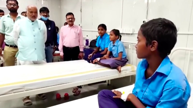 Setidaknya 34 siswa dilaporkan jatuh sakit setelah menyantap makanan yang diduga terkontaminasi saat jam makan di sebuah sekolah negeri di negara bagian Bihar, India timur, pada Rabu (19/8/2026). (Tangkapan Layar Video Reuters/ANI)