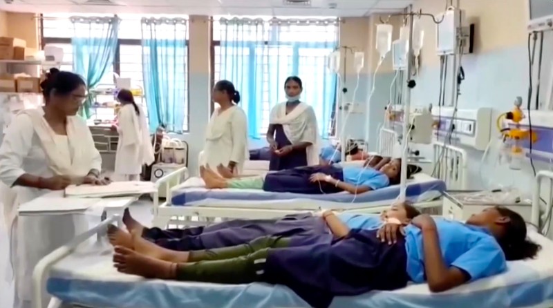 Setidaknya 34 siswa dilaporkan jatuh sakit setelah menyantap makanan yang diduga terkontaminasi saat jam makan di sebuah sekolah negeri di negara bagian Bihar, India timur, pada Rabu (19/8/2026). (Tangkapan Layar Video Reuters/ANI)