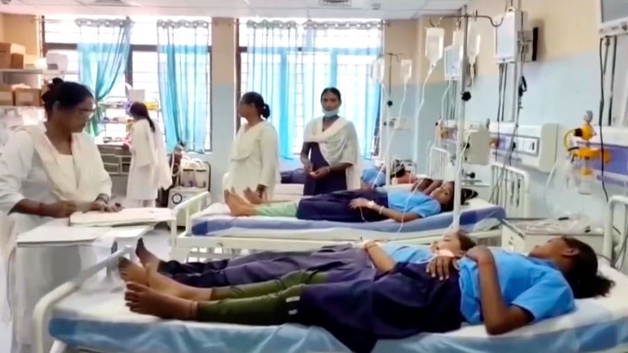 Setidaknya 34 siswa dilaporkan jatuh sakit setelah menyantap makanan yang diduga terkontaminasi saat jam makan di sebuah sekolah negeri di negara bagian Bihar, India timur, pada Rabu (19/8/2026). (Tangkapan Layar Video Reuters/ANI)