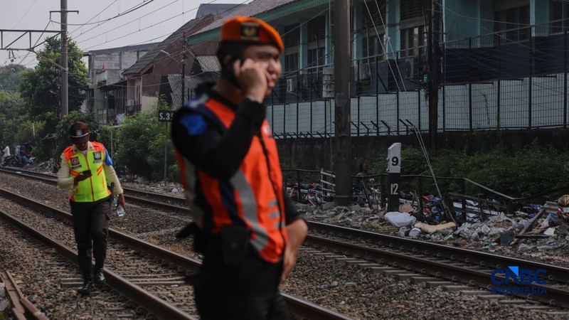 Suasan lokasi usai seorang warga tertabrak KRL di di jalur rel antara Stasiun Cawang-Tebet, Jakarta, Kamis (20/8/2026). (CNBC Indonesia/Faisal Rahman)