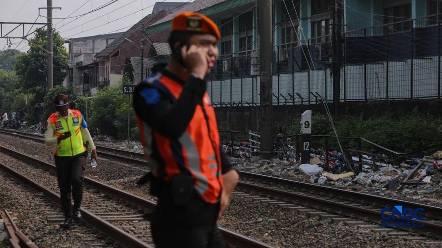Suasan lokasi usai seorang warga tertabrak KRL di di jalur rel antara Stasiun Cawang-Tebet, Jakarta, Kamis (20/8/2026). (CNBC Indonesia/Faisal Rahman)