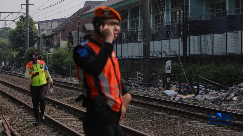 Suasan lokasi usai seorang warga tertabrak KRL di di jalur rel antara Stasiun Cawang-Tebet, Jakarta, Kamis (20/8/2026). (CNBC Indonesia/Faisal Rahman)