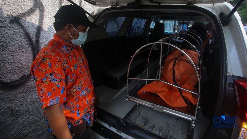 Suasan lokasi usai seorang warga tertabrak KRL di di jalur rel antara Stasiun Cawang-Tebet, Jakarta, Kamis (20/8/2026). (CNBC Indonesia/Faisal Rahman)