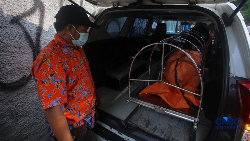 Suasan lokasi usai seorang warga tertabrak KRL di di jalur rel antara Stasiun Cawang-Tebet, Jakarta, Kamis (20/8/2026). (CNBC Indonesia/Faisal Rahman)