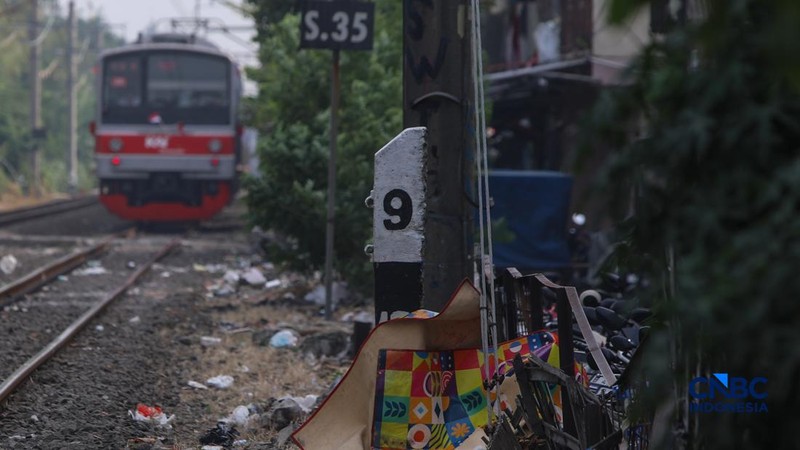 Suasan lokasi usai seorang warga tertabrak KRL di di jalur rel antara Stasiun Cawang-Tebet, Jakarta, Kamis (20/8/2026). (CNBC Indonesia/Faisal Rahman)