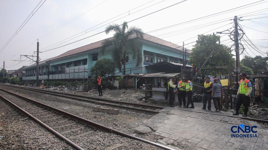 Suasan lokasi usai seorang warga tertabrak KRL di di jalur rel antara Stasiun Cawang-Tebet, Jakarta, Kamis (20/8/2026). (CNBC Indonesia/Faisal Rahman)