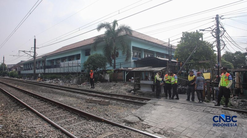 Suasan lokasi usai seorang warga tertabrak KRL di di jalur rel antara Stasiun Cawang-Tebet, Jakarta, Kamis (20/8/2026). (CNBC Indonesia/Faisal Rahman)