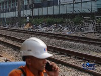 Suasan lokasi usai seorang warga tertabrak KRL di di jalur rel antara Stasiun Cawang-Tebet, Jakarta, Kamis (20/8/2026). (CNBC Indonesia/Faisal Rahman)