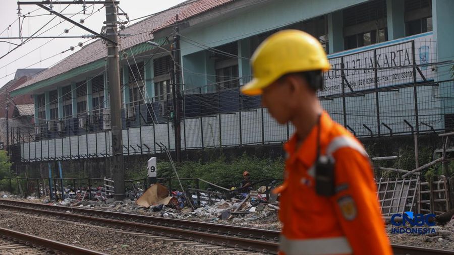 Suasan lokasi usai seorang warga tertabrak KRL di di jalur rel antara Stasiun Cawang-Tebet, Jakarta, Kamis (20/8/2026). (CNBC Indonesia/Faisal Rahman)
