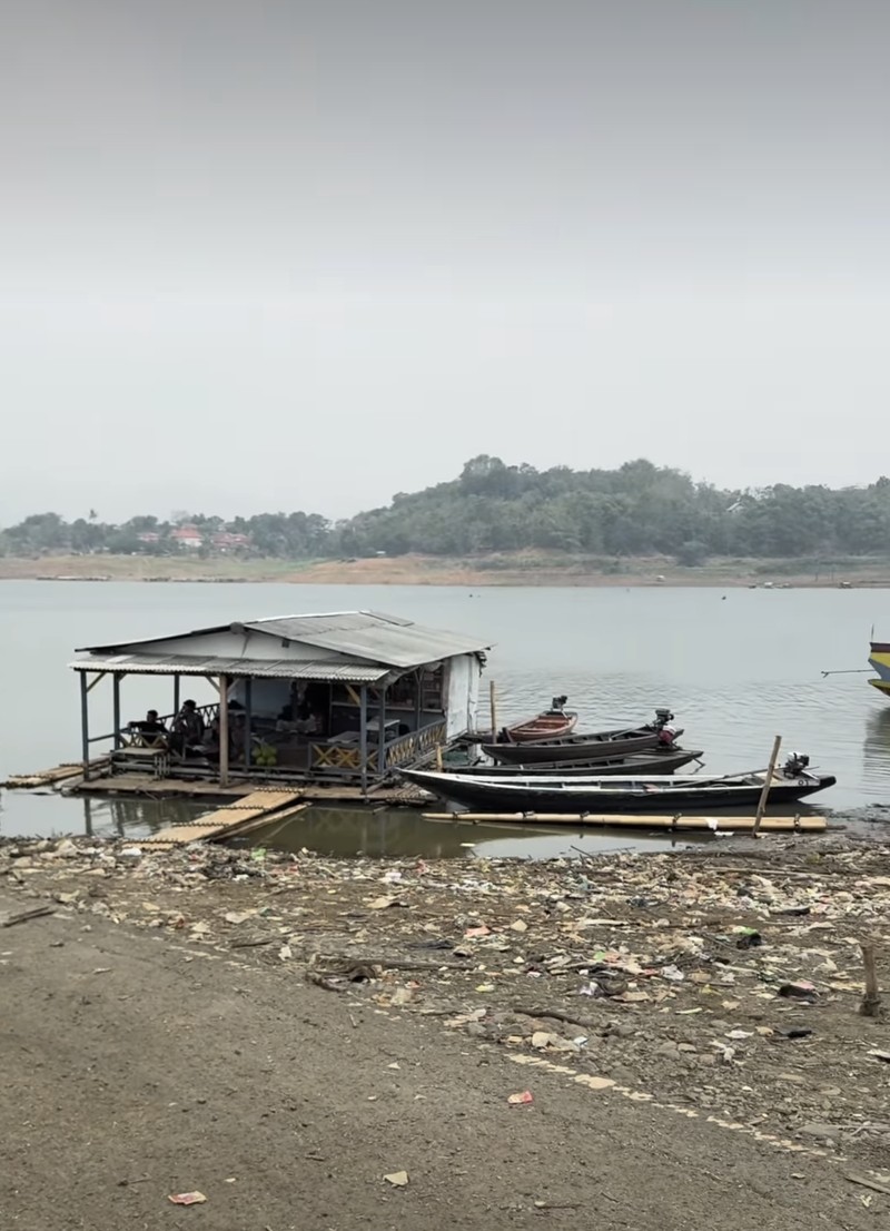Makam prabu lembu agung terlihat kembali di situs astana gede cipaku setelah surutnya air di waduk jatigede. (Instagram/Infotisumedang)