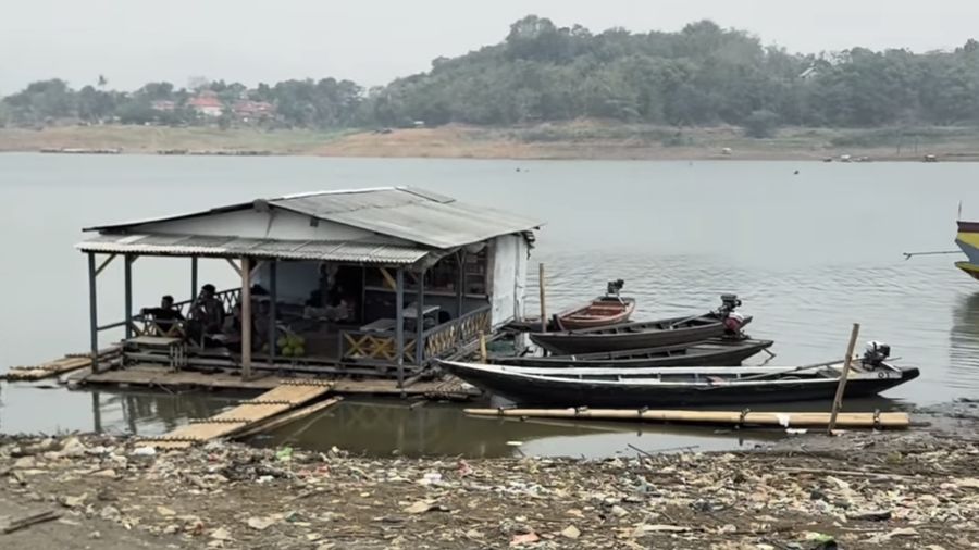 Surutnya air waduk jatigede jalan darmaraja wado kembali terlihat.