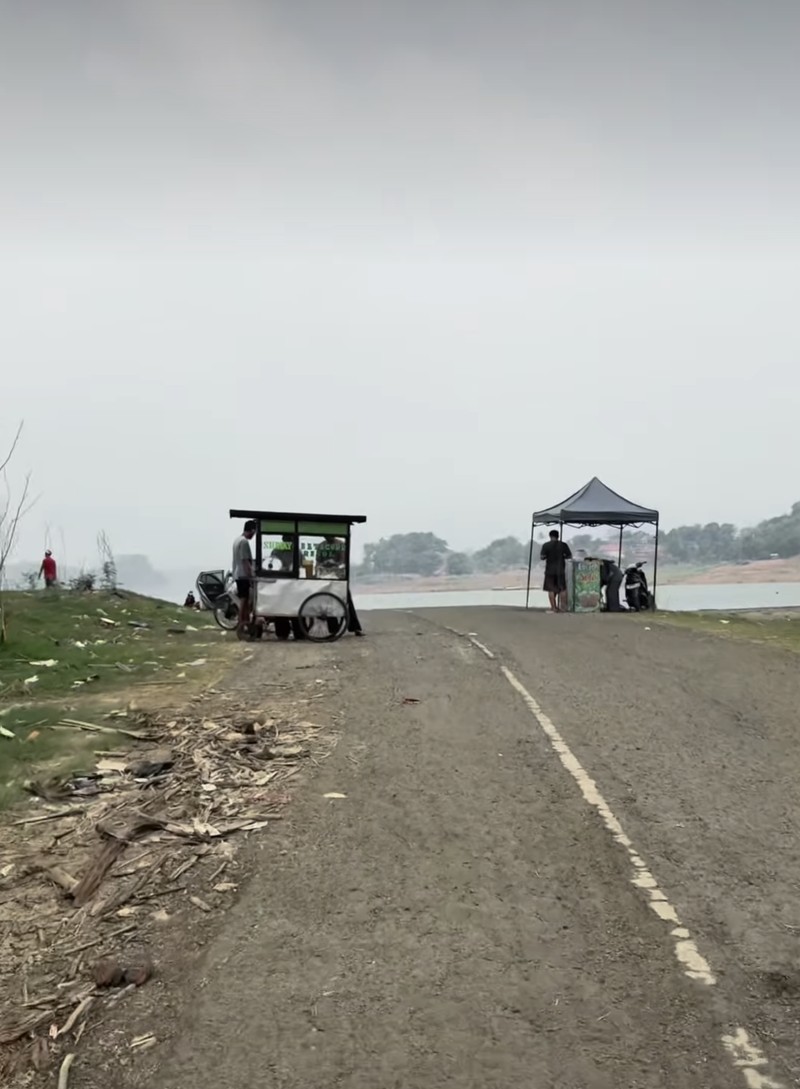 Makam prabu lembu agung terlihat kembali di situs astana gede cipaku setelah surutnya air di waduk jatigede. (Instagram/Infotisumedang)