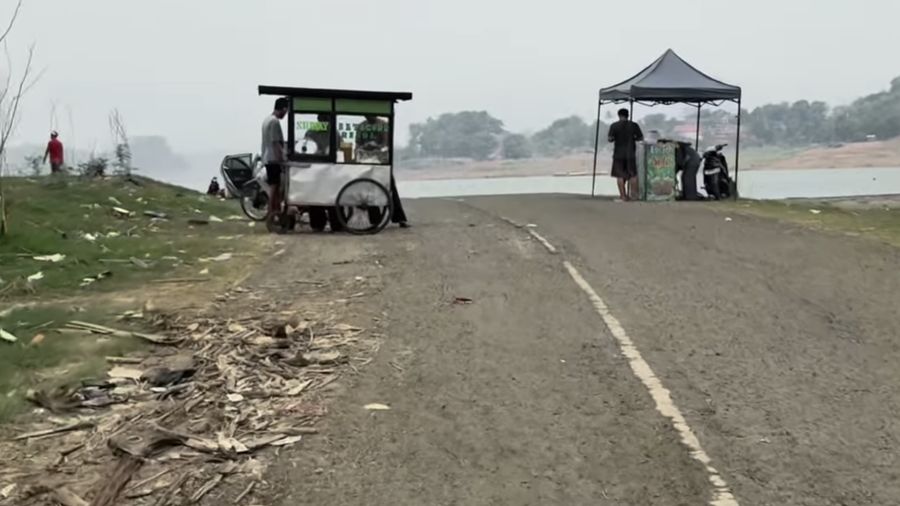 Surutnya air waduk jatigede jalan darmaraja wado kembali terlihat.