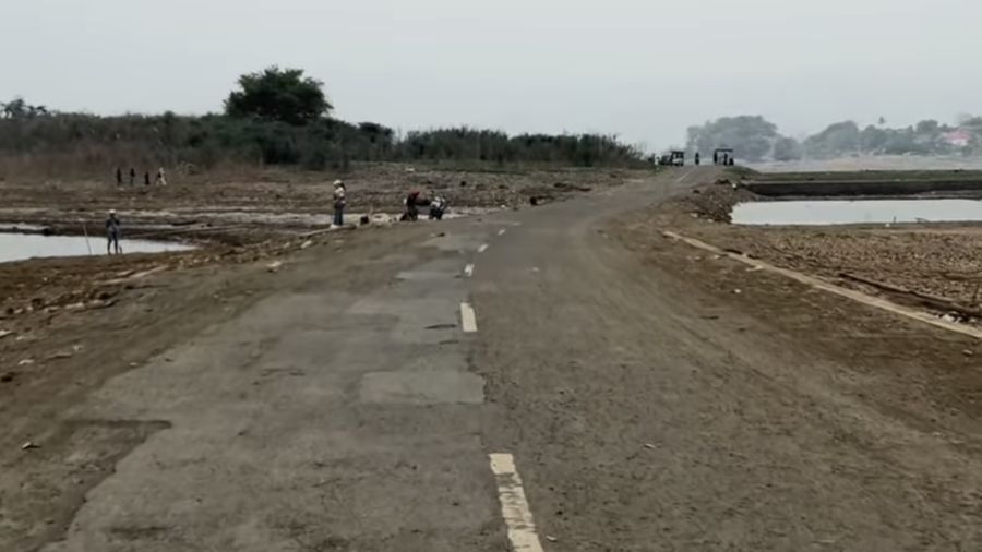 Surutnya air waduk jatigede jalan darmaraja wado kembali terlihat.