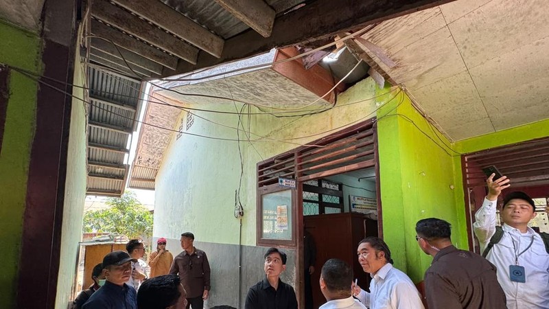 Wakil Presiden (Wapres) Gibran Rakabuming mengecek pemulihan pascagempa di Provinsi Nusa Tenggara Timur (NTT), Kamis (20/08/2026). (Foto Setwapres)